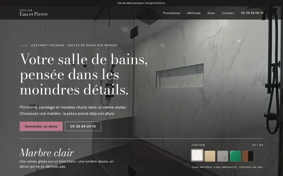 Site de démonstration salle de bains, montré sur ordinateur, tablette et téléphone